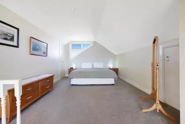 Logans Beach Apartments   The Loft