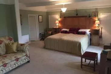Cliff Farmhouse B&b Suites