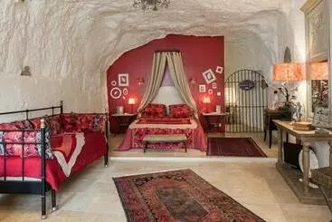 Aamiaismajoitus (B&B) Les Troglos De La Tufolière