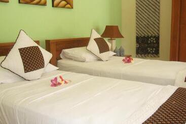 פנסיון Guesthouse Rumah Senang