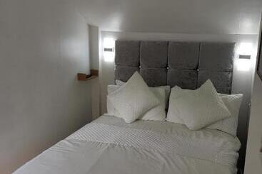 Aamiaismajoitus (B&B) Glenfern Guest House And A Separate Cottage With Its Own Private Hot Tub