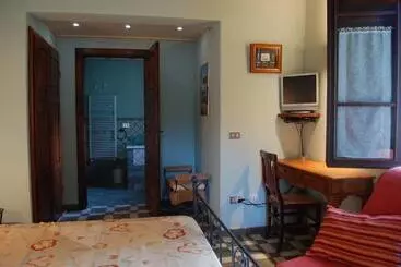 تختخواب و صبحانه Il Pino