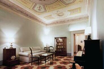 پانسیون Almadelena Guest House