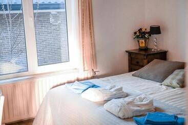 בית מלון כפרי / Pension Villa Tanahlot