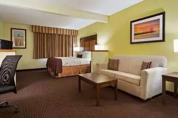 Отель White Pine Inn & Suites