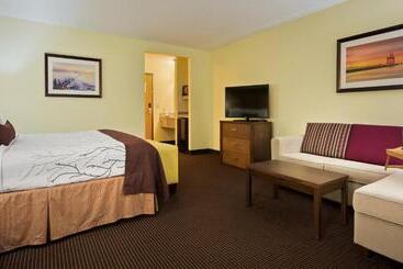 호텔 White Pine Inn & Suites