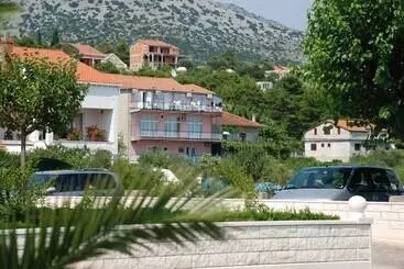 آپارتمان‌های توریست‌ها Lulak Studio Apartments