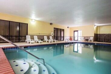 בית מלון כפרי Comfort Inn & Suites