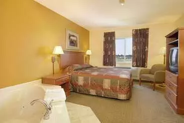 فندق Super 8 By Wyndham Topeka At Forbes Landing