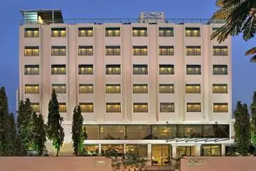 בית מלון כפרי Marasa Sarovar Portico  Rajkot