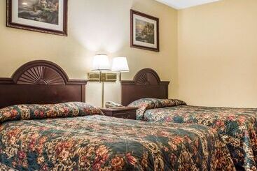 בית מלון כפרי Econo Lodge Inn & Suites Airport