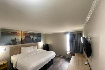 בית מלון כפרי Days Inn By Wyndham Slidell