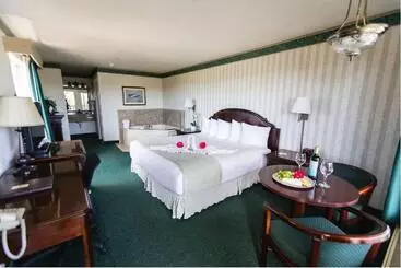 Отель Emerald Dolphin Inn & Mini Golf