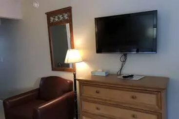 هتل Cedar Inn & Suites