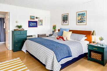 Seascape Motel & Cottages