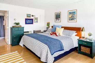 Seascape Motel & Cottages