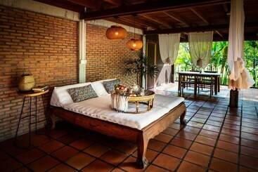 Отель Farmhouse Resort & Spa