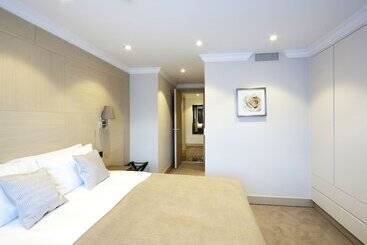 آپارتمان Claverley Court