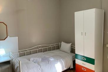 پانسیون Youth Hostel   Central And Basic Drassanes