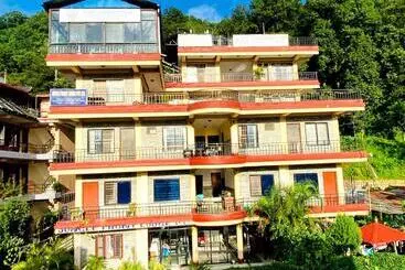 تختخواب و صبحانه Jungle Front Lodge