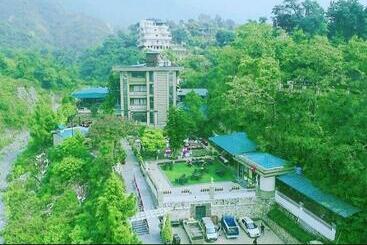 Hotelli Shahanshahi Adventure Park & Wellness Resort 12 Km Away From Mussoorie