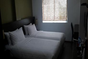 Отель Newtown Inn