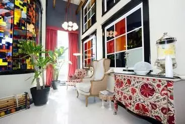 호텔 The Box House