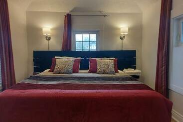 Bed and Breakfast Entire 2nd Floor, Private Entrance, 3bds & 2baths, Niagara Falls