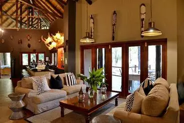 Отель Black Rhino Game Lodge