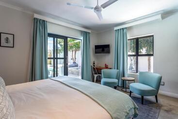 Отель Whale Rock Luxury Lodge