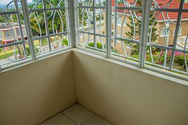 پانسیون The Whytehouse Villa