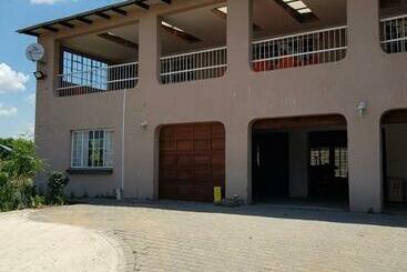 بنسيون Quarterdeck Villa