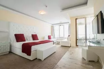 هتل Perla Beach Luxury All Inclusive & Free Beach Access