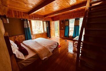 ペンション Thepahadians Food & Stay