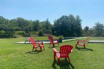 مبيت وإفطار 1832 La Rabassière