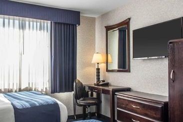 בית מלון כפרי Paramount Inn