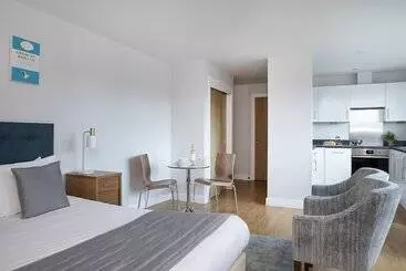 Hq Aparthotel Farnborough