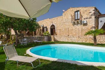 Hotel Masseria Fortificata Lo Zafferaneto