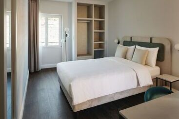 Hus Vista Lakefront Boutique