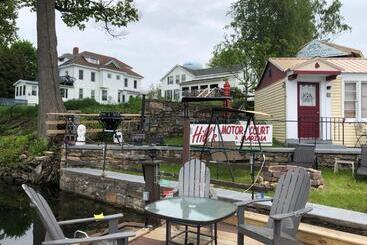 Hills Motel & Marina