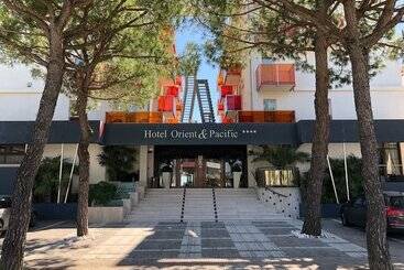 בית מלון כפרי Orient & Pacific