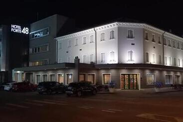 בית מלון כפרי Forte Del 48