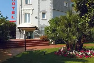 Hotel Riviera 3 Stelle Con Piscina Estiva Gratuita E Garage A Pagamento