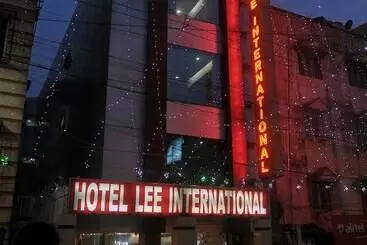 Отель Lee International