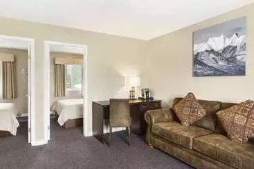 Hotell Days Inn By Wyndham Golden