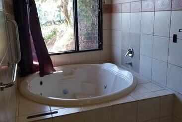 هتل Monte Campana Heredia