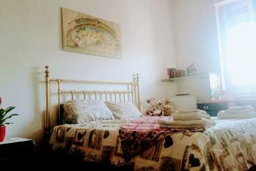 Pensió Big Room In Private Appartament, Close To The Station And Center Of City