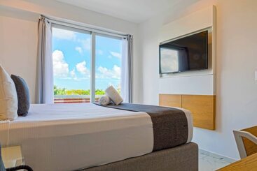 Luxury Apartments Pool & Jacuzzi