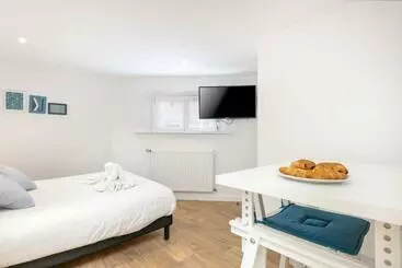 Bed & Breakfast Le Belem : Chambre Spacieuse Avec Sdb Privative, Cuisine Et Salon Partagés, Terrasse, Proche Facs Et