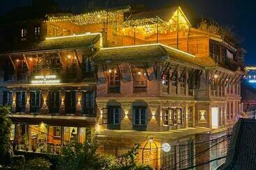 هتل Empire & Rooftop Restaurant